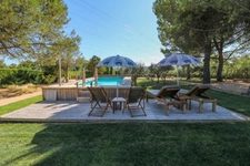 Maison en pierre exceptionnelle sans voisin immédiat avec jardin spacieux, piscine, chalet d'invités à 6 km d'Uzès.