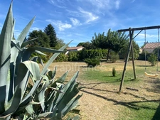 Uzès 4km, maison de plain-pied 130 m² sur terrain clos de 1 350 m², calme, piscine, garage.