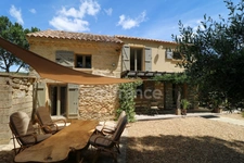 Maison en pierre exceptionnelle sans voisin immédiat avec jardin spacieux, piscine, chalet d'invités à 6 km d'Uzès.