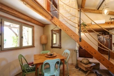 Maison en pierre exceptionnelle sans voisin immédiat avec jardin spacieux, piscine, chalet d'invités à 6 km d'Uzès.