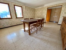 UZES 4km, village with all amenities: House with large grounds, double garage and commanding view!