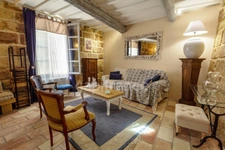 UZES, élégante maison de ville en pierre du XVIIIe siècle au cœur d’Uzès, T4 de 108m2.