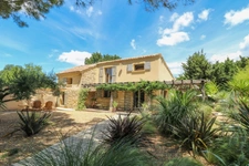 Maison en pierre exceptionnelle sans voisin immédiat avec jardin spacieux, piscine, chalet d'invités à 6 km d'Uzès.