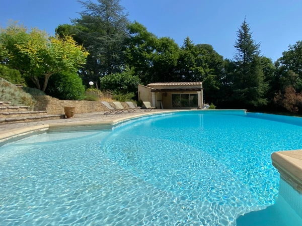 SOUS COMPROMIS - Superbe Propriété de Caractère avec Parc de 3 Hectares axe Uzès-Bagnols sur Cèze.