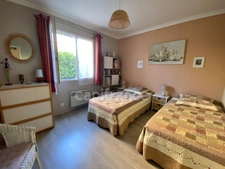 Uzès 4km, maison de plain-pied 130 m² sur terrain clos de 1 350 m², calme, piscine, garage.