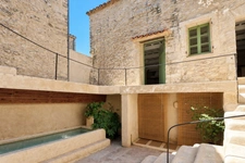 Maison de village de caractère avec cour intimiste et bassin, Uzès 3km. 