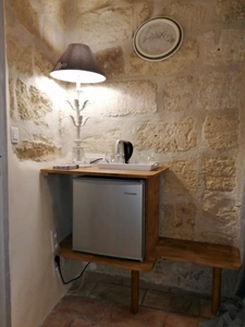 UZES, élégante maison de ville en pierre du XVIIIe siècle au cœur d’Uzès, T4 de 108m2.