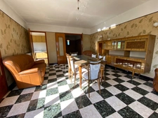 UZES 4km, village with all amenities: House with large grounds, double garage and commanding view!