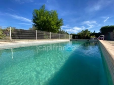 Uzès 4km, maison de plain-pied 130 m² sur terrain clos de 1 350 m², calme, piscine, garage.