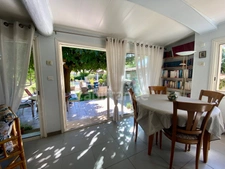 Uzès 4km, maison de plain-pied 130 m² sur terrain clos de 1 350 m², calme, piscine, garage.