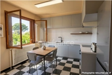UZES 4km, village toutes commodités : Maison avec grand terrain, garage double et vue dominante !