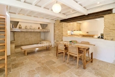 Maison de village de caractère avec cour intimiste et bassin, Uzès 3km. 