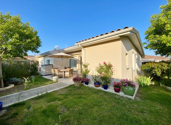 Dpt Gard (30), Sous compromis : Cavillargues, Sénoriales, maison P3 de 62 m², terrasse, terrain d'environ 45m2, place de parking, copropriété, piscine.