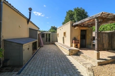 Maison en pierre exceptionnelle sans voisin immédiat avec jardin spacieux, piscine, chalet d'invités à 6 km d'Uzès.