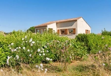 UZES 4km, village toutes commodités : Maison avec grand terrain, garage double et vue dominante !