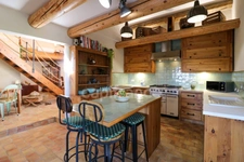 Maison en pierre exceptionnelle sans voisin immédiat avec jardin spacieux, piscine, chalet d'invités à 6 km d'Uzès.