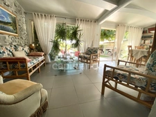 Uzès 4km, maison de plain-pied 130 m² sur terrain clos de 1 350 m², calme, piscine, garage.