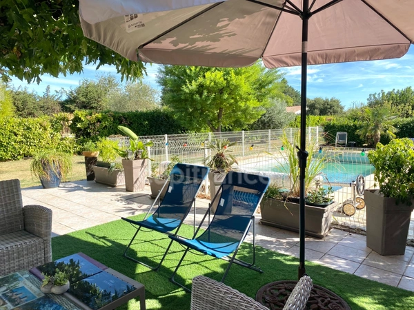 Uzès 4km, maison de plain-pied 130 m² sur terrain clos de 1 350 m², calme, piscine, garage.