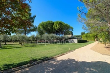 Maison en pierre exceptionnelle sans voisin immédiat avec jardin spacieux, piscine, chalet d'invités à 6 km d'Uzès.