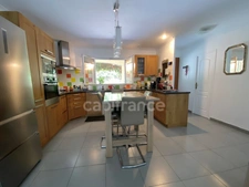 Uzès 4km, maison de plain-pied 130 m² sur terrain clos de 1 350 m², calme, piscine, garage.