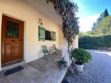 Uzès 4km, maison de plain-pied 130 m² sur terrain clos de 1 350 m², calme, piscine, garage.