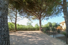 Maison en pierre exceptionnelle sans voisin immédiat avec jardin spacieux, piscine, chalet d'invités à 6 km d'Uzès.