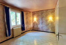 Dpt Gard (30), Sous compromis, proche d'UZES à 8km, maison P6 de 132m2, beau terrain de 600m2, calme.
