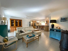Uzès 4km, maison de plain-pied 130 m² sur terrain clos de 1 350 m², calme, piscine, garage.