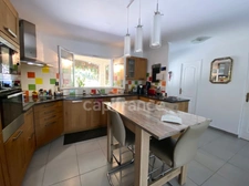 Uzès 4km, maison de plain-pied 130 m² sur terrain clos de 1 350 m², calme, piscine, garage.