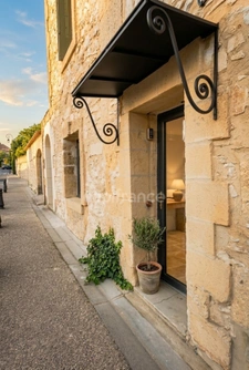 Uzès à 4 km – Maison de village T5 d'environ 130 m² avec garage (composée de 2 logements), pas d'extérieur.