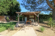 Maison en pierre exceptionnelle sans voisin immédiat avec jardin spacieux, piscine, chalet d'invités à 6 km d'Uzès.