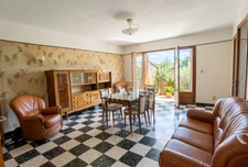 UZES 4km, village toutes commodités : Maison avec grand terrain, garage double et vue dominante !