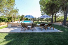 Maison en pierre exceptionnelle sans voisin immédiat avec jardin spacieux, piscine, chalet d'invités à 6 km d'Uzès.