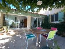 Uzès 4km, maison de plain-pied 130 m² sur terrain clos de 1 350 m², calme, piscine, garage.