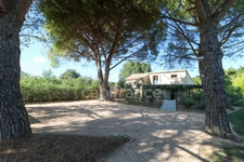 Maison en pierre exceptionnelle sans voisin immédiat avec jardin spacieux, piscine, chalet d'invités à 6 km d'Uzès.