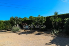 Maison en pierre exceptionnelle sans voisin immédiat avec jardin spacieux, piscine, chalet d'invités à 6 km d'Uzès.