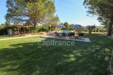 Maison en pierre exceptionnelle sans voisin immédiat avec jardin spacieux, piscine, chalet d'invités à 6 km d'Uzès.