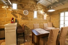 UZES, élégante maison de ville en pierre du XVIIIe siècle au cœur d’Uzès, T4 de 108m2.