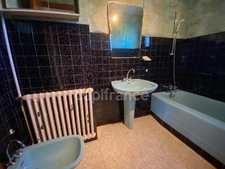 UZES 4km, village with all amenities: House with large grounds, double garage and commanding view!