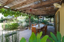 Maison en pierre exceptionnelle sans voisin immédiat avec jardin spacieux, piscine, chalet d'invités à 6 km d'Uzès.