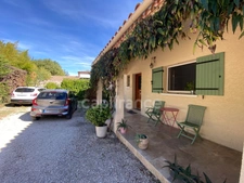 Uzès 4km, maison de plain-pied 130 m² sur terrain clos de 1 350 m², calme, piscine, garage.