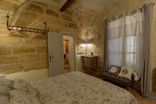UZES, élégante maison de ville en pierre du XVIIIe siècle au cœur d’Uzès, T4 de 108m2.