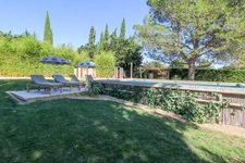 Maison en pierre exceptionnelle sans voisin immédiat avec jardin spacieux, piscine, chalet d'invités à 6 km d'Uzès.