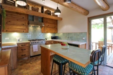 Maison en pierre exceptionnelle sans voisin immédiat avec jardin spacieux, piscine, chalet d'invités à 6 km d'Uzès.
