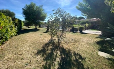 Uzès 4km, maison de plain-pied 130 m² sur terrain clos de 1 350 m², calme, piscine, garage.