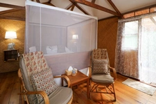 Maison en pierre exceptionnelle sans voisin immédiat avec jardin spacieux, piscine, chalet d'invités à 6 km d'Uzès.