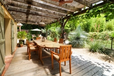 Maison en pierre exceptionnelle sans voisin immédiat avec jardin spacieux, piscine, chalet d'invités à 6 km d'Uzès.