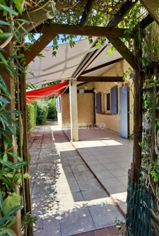 Dpt Gard (30), Sous compromis, proche d'UZES à 8km, maison P6 de 132m2, beau terrain de 600m2, calme.