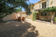 Maison en pierre exceptionnelle sans voisin immédiat avec jardin spacieux, piscine, chalet d'invités à 6 km d'Uzès.