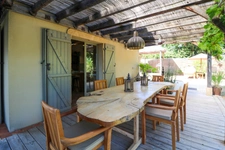 Maison en pierre exceptionnelle sans voisin immédiat avec jardin spacieux, piscine, chalet d'invités à 6 km d'Uzès.